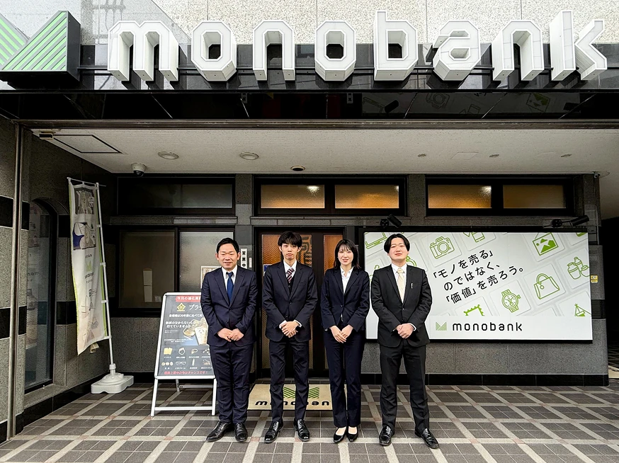 店舗の前で挨拶するスタッフ